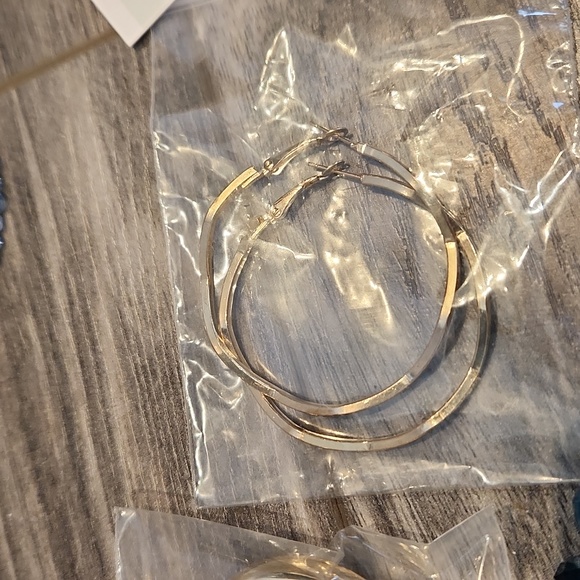 12 pc. JEWELRY LOT Earrings, neclaces,& bracelets blue gold & silver tones - Picture 12 of 12